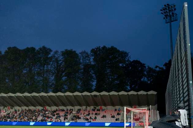 Floodlight failure at Franz Kremer Stadium 05 10 2025, 1 FC Köln Bayer Leverkusen, Football, Google Pixel Frauen Bundesliga, GER, Köln, Franz Kremer Stadion DFL regulations prohibit any use of photographs as image sequences and or quasi video Copyright: HMBxMedia xMarcoxBader