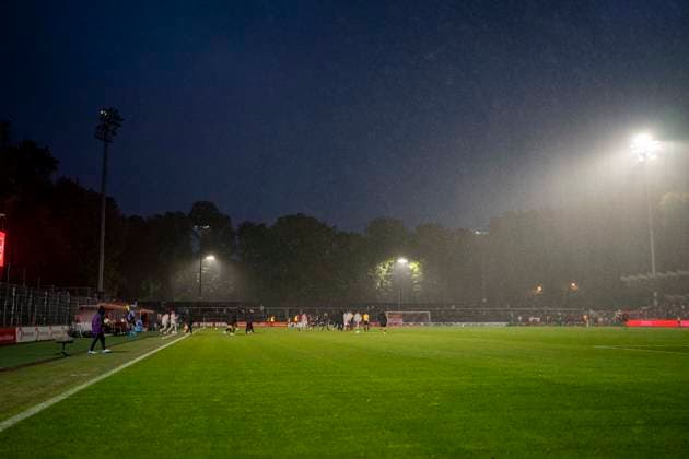 Floodlight failure at Franz Kremer Stadium 05 10 2025, 1 FC Köln Bayer Leverkusen, Football, Google Pixel Frauen Bundesliga, GER, Köln, Franz Kremer Stadion DFL regulations prohibit any use of photographs as image sequences and or quasi video Copyright: HMBxMedia xMarcoxBader
