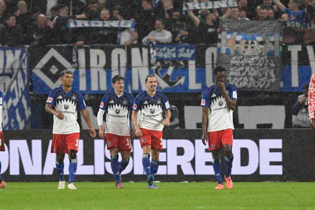 GER 1 FBL,, Hamburger SV vs 1 FSV Mainz 05 05 10 2025, Volksparkstadion, Hamburg, GER 1 FBL, Hamburger SV vs 1 FSV Mainz 05 in the picture Rayan Philippe Hamburg 14 scores the goal to make it 4 0 for HSV and cheers with the team nordphotoxGmbH xWitke nph00002