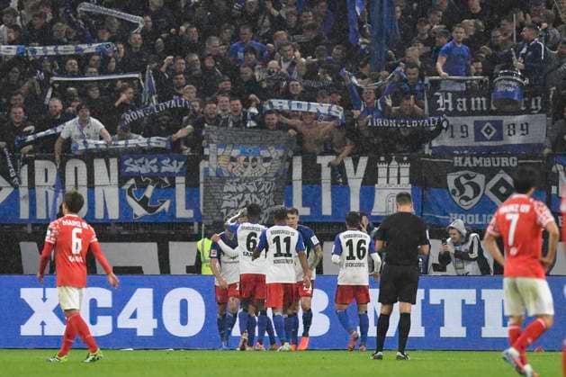 GER 1 FBL,, Hamburger SV vs 1 FSV Mainz 05 05 10 2025, Volksparkstadion, Hamburg, GER 1 FBL, Hamburger SV vs 1 FSV Mainz 05 in the picture Rayan Philippe Hamburg 14 scores the goal to make it 4 0 for HSV and cheers with the team nordphotoxGmbH xWitke nph00002