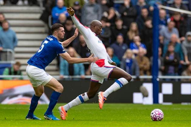 Everton v Crystal Palace - Premier League Jean-Philippe Mateta (14) of Crystal Palace F.C. is challenged by Michael Keane (5) of Everton F.C. during the Premier League match between Everton and Crystal Palace at Hill Dickinson Stadium in Liverpool, England, on October 5, 2025. Liverpool Merseyside United Kingdom  Copyright: xMIxNewsx originalFilename:fletcher-evertonv251005_np2rQ.jpg
