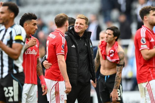 Newcastle United v Nottingham Forest - Premier League Eddie Howe, manager of Newcastle United, talks with Elliot Anderson of Nottingham Forest after the final whistle during the Premier League match between Newcastle United and Nottingham Forest at St. James s Park in Newcastle, England, on October 5, 2025. Newcastle Tyne and Wear United Kingdom  Copyright: xMIxNewsx originalFilename:fletcher-newcastl251005_npakA.jpg