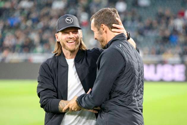 Mönchengladbach, Germany, 05 10 25 Coach Eugen Polanski Borussia Mönchengladbach and coach Julian Schuster SC Freiburg talk to each other during the Bundesliga match between Borussia Mönchengladbach vs SC Freiburg at the stadium in Borussia Park Mönchengladbach Stadion im Borussia Park North Rhine Westphalia Germany Copyright: xBrauer-Fotoagenturx xAdrianxSchlx