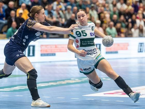 Lara Daeuble Frisch Auf Women, 95 with speed in duel with Jolina Huhnstock Buxtehuder SV, 45 , Buxtehuder SV vs Frisch Auf Goeppingen, Handball, 1 Bundesliga, Season 2025 2026, 05 10 2025 Buxtehuder SV vs Frisch Auf Goeppingen, Handball, 1 Bundesliga, Season 2025 2026, 05 10 2025 Buxtehude Copyright: xEibner-Pressefoto MichaelxSchmidx EP_MST