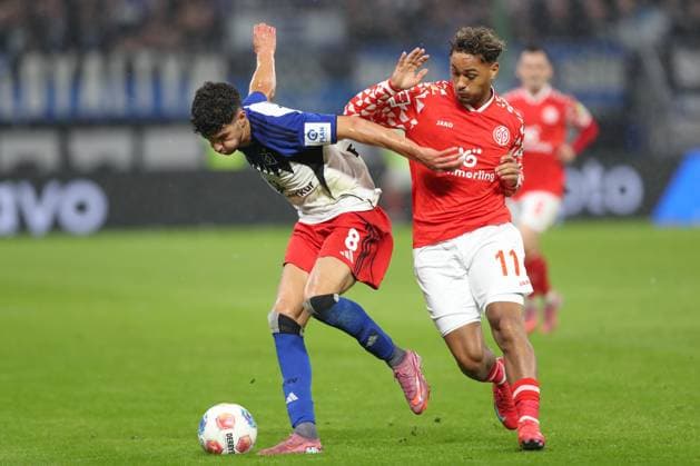 05 10 2025, xtgx, Fußball 1 Bundesliga, Hamburger SV 1 FSV Mainz 05 emspor, v l Daniel Elfadli HSV, 8 , Armindo Sieb Mainz, 11 Zweikampf, Duell, Kampf, tackle DFL DFB REGULATIONS PROHIBIT ANY USE OF PHOTOGRAPHS as IMAGE SEQUENCES and or QUASI VIDEO Hamburg