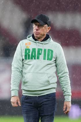 SOCCER - BL, RBS vs Rapid SALZBURG,AUSTRIA,05.OCT.25 - SOCCER - ADMIRAL Bundesliga, Red Bull Salzburg vs SK Rapid Wien. Image shows head coach Peter Stoeger (Rapid).  GEPAxpictures xMathiasxMandl