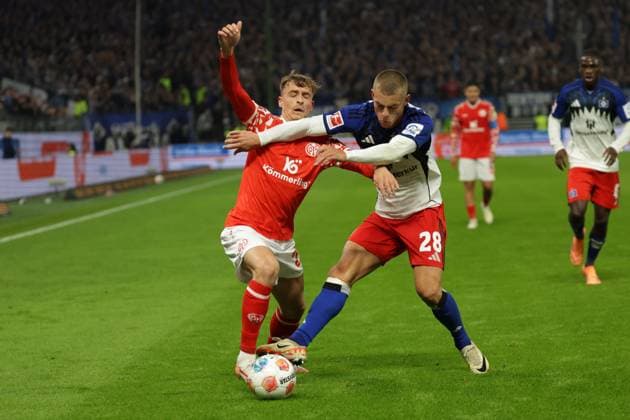 GER, xFSx ,Hamburg, HSV , 1 Bundesliga , Football, DFL, Hamburger SV , am Hamburger Volksparkstadion , 1 FSV Mainz 05 , 05 10 2025 v l Nikolas Veratschnig 1 FSV Mainz 05 ,22 is violated by Miro Muheim Hamburger SV ,28 DFL regulations prohibit any use of photographs as image sequences and or quasi video Copyright: HMBxMedia FernandoxSoares