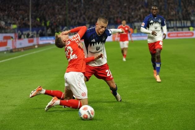 GER, xFSx ,Hamburg, HSV , 1 Bundesliga , Football, DFL, Hamburger SV , am Hamburger Volksparkstadion , 1 FSV Mainz 05 , 05 10 2025 v l Nikolas Veratschnig 1 FSV Mainz 05 ,22 is violated by Miro Muheim Hamburger SV ,28 DFL regulations prohibit any use of photographs as image sequences and or quasi video Copyright: HMBxMedia FernandoxSoares