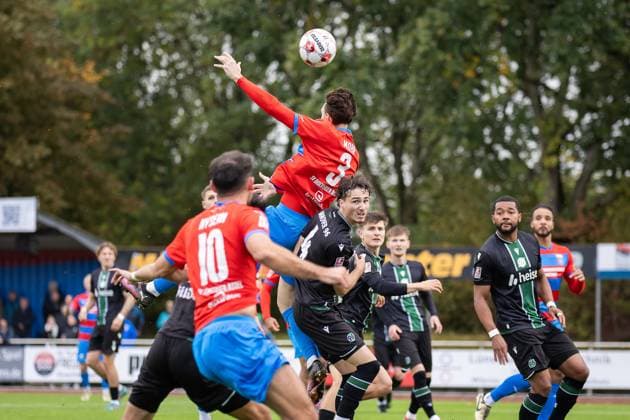 Soccer I Men I Season 2025 2026 I Regionalliga Nord I 13 Matchday I SV Drochtersen Assel Hannover 96 II I 05 10 2025 Haris Hyseni 10, SV Drochtersen Assel , Tjorve Nils Mohr 3, SV Drochtersen Assel , Ilias Ebnoutalib 4, Hannover 96 II , Brooklyn Kevin Ezeh 32, Hannover 96 II Drochtersen Kehdinger Stadion Niedersachsen Germany Copyright: xLobeca JörgxStruwex