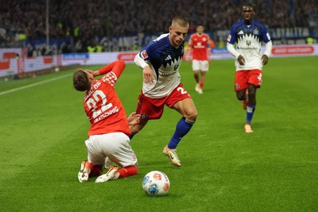 GER, xFSx ,Hamburg, HSV , 1 Bundesliga , Football, DFL, Hamburger SV , am Hamburger Volksparkstadion , 1 FSV Mainz 05 , 05 10 2025 v l Nikolas Veratschnig 1 FSV Mainz 05 ,22 is violated by Miro Muheim Hamburger SV ,28 DFL regulations prohibit any use of photographs as image sequences and or quasi video Copyright: HMBxMedia FernandoxSoares