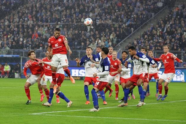 GER, xFSx ,Hamburg, HSV , 1 Bundesliga , Soccer, DFL, Hamburger SV , am Hamburger Volksparkstadion , 1 FSV Mainz 05 , 05 10 2025 v l l Arnaud Nordin 1 FSV Mainz 05 ,9 koepft den Ball aufs Tor DFL regulations prohibit any use of photographs as image sequences and or quasi video Copyright: HMBxMedia FernandoxSoares