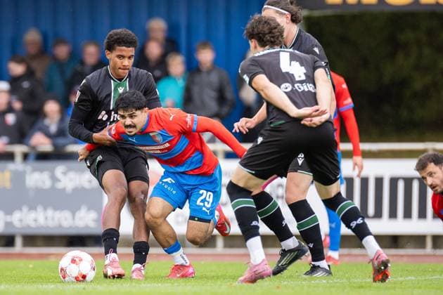 Soccer I Men I Season 2025 2026 I Regionalliga Nord I 13 Matchday I SV Drochtersen Assel Hannover 96 II I 05 10 2025 Luca Joel Grumpe 22, Hannover 96 II , Allah Aid Hamid 29, SV Drochtersen Assel , Ilias Ebnoutalib 4, Hannover 96 II Drochtersen Kehdinger Stadion Niedersachsen Germany Copyright: xLobeca JörgxStruwex