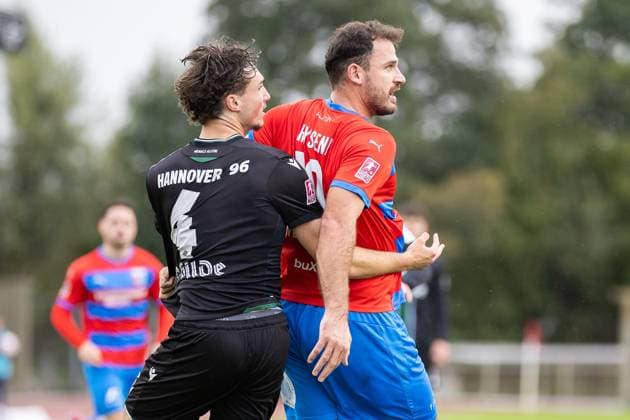 Soccer I Men I Season 2025 2026 I Regionalliga Nord I 13 Matchday I SV Drochtersen Assel Hannover 96 II I 05 10 2025 Ilias Ebnoutalib 4, Hannover 96 II , Haris Hyseni 10, SV Drochtersen Assel Drochtersen Kehdinger Stadion Niedersachsen Germany Copyright: xLobeca JörgxStruwex