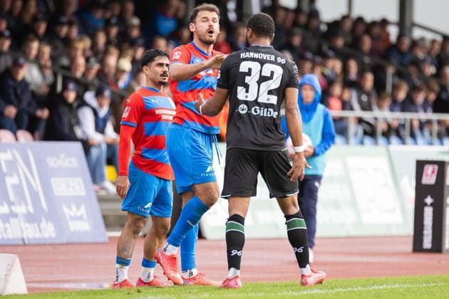 Soccer I Men I Season 2025 2026 I Regionalliga Nord I 13 Matchday I SV Drochtersen Assel Hannover 96 II I 05 10 2025 Allah Aid Hamid 29, SV Drochtersen Assel , Haris Hyseni 10, SV Drochtersen Assel , Brooklyn Kevin Ezeh 32, Hannover 96 II Drochtersen Kehdinger Stadion Niedersachsen Germany Copyright: xLobeca JörgxStruwex