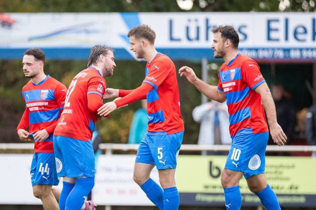 Soccer I Men I Season 2025 2026 I Regionalliga Nord I 13 Matchday I SV Drochtersen Assel Hannover 96 II I 05 10 2025 Robin Kölle 44, SV Drochtersen Assel , Nico Von Der Reith 12, SV Drochtersen Assel , Jannes Wulff 5, SV Drochtersen Assel , Haris Hyseni 10, SV Drochtersen Assel Drochtersen Kehdinger Stadion Niedersachsen Germany Copyright: xLobeca JörgxStruwex