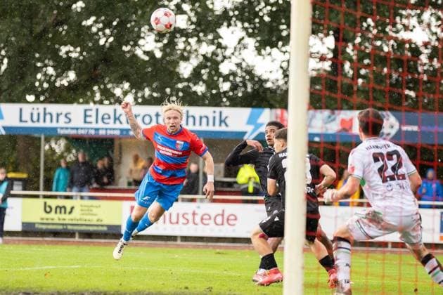 Soccer I Men I Season 2025 2026 I Regionalliga Nord I Matchday 13 I SV Drochtersen Assel Hannover 96 II I 05 10 2025 Matti Cebulla 31, SV Drochtersen Assel with header to 3 0 Drochtersen Kehdinger Stadion Niedersachsen Germany Copyright: xLobeca JörgxStruwex