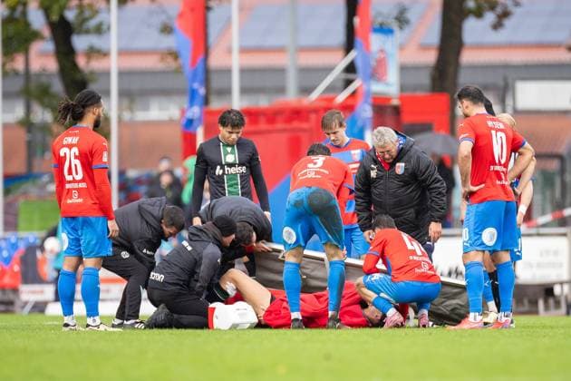 Football I Men I Season 2025 2026 I Regionalliga Nord I 13 Matchday I SV Drochtersen Assel Hannover 96 II I 05 10 2025 Injury Dennis Husser 19, Hannover 96 II Drochtersen Kehdinger Stadion Niedersachsen Germany Copyright: xLobeca JörgxStruwex