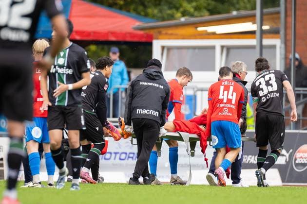 Football I Men I Season 2025 2026 I Regionalliga Nord I 13 Matchday I SV Drochtersen Assel Hannover 96 II I 05 10 2025 Injury Dennis Husser 19, Hannover 96 II Drochtersen Kehdinger Stadion Niedersachsen Germany Copyright: xLobeca JörgxStruwex