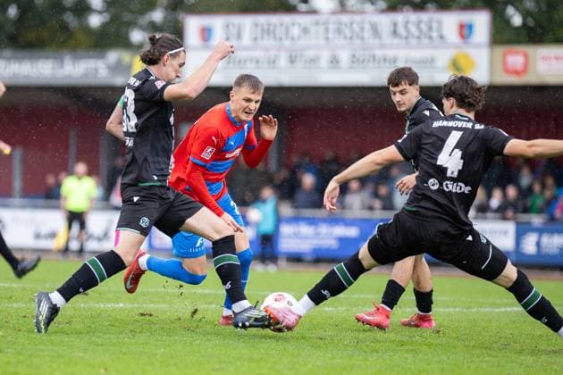 Soccer I Men I Season 2025 2026 I Regionalliga Nord I 13 Matchday I SV Drochtersen Assel Hannover 96 II I 05 10 2025 Tim Wahlbrecht 33, Hannover 96 II , Dennis Rosin 25, SV Drochtersen Assel , Ilias Ebnoutalib 4, Hannover 96 II Drochtersen Kehdinger Stadion Niedersachsen Germany Copyright: xLobeca JörgxStruwex