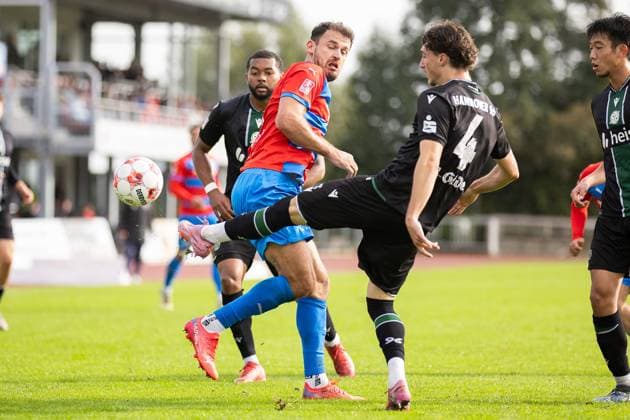 Football I Men I Season 2025 2026 I Regionalliga Nord I 13 Matchday I SV Drochtersen Assel Hannover 96 II I 05 10 2025 Brooklyn Kevin Ezeh 32, Hannover 96 II , Haris Hyseni 10, SV Drochtersen Assel , Ilias Ebnoutalib 4, Hannover 96 II , Asuma Ikari 15, Hannover 96 II Drochtersen Kehdinger Stadion Niedersachsen Germany Copyright: xLobeca JörgxStruwex
