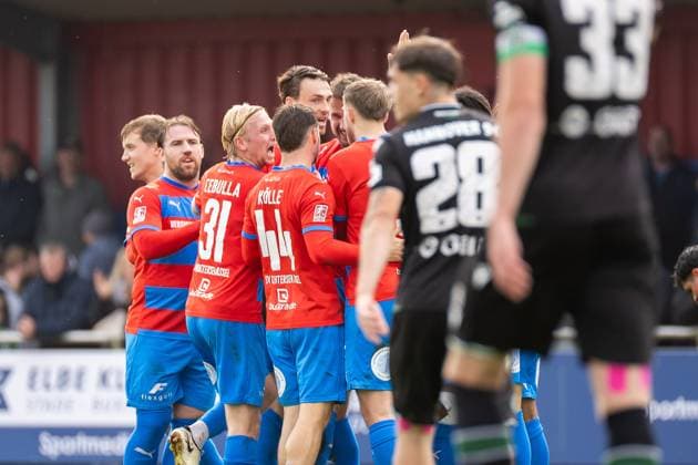 Soccer I Men I Season 2025 2026 I Regionalliga Nord I 13 Matchday I SV Drochtersen Assel Hannover 96 II I 05 10 2025 Maximilian Benjamin Geißen 23, SV Drochtersen Assel , Nico Von Der Reith 12, SV Drochtersen Assel , Matti Cebulla 31, SV Drochtersen Assel , Robin Kölle 44, SV Drochtersen Assel , Tjorve Nils Mohr 3, SV Drochtersen Assel Drochtersen Kehdinger Stadion Niedersachsen Germany Copyright: xLobeca JörgxStruwex
