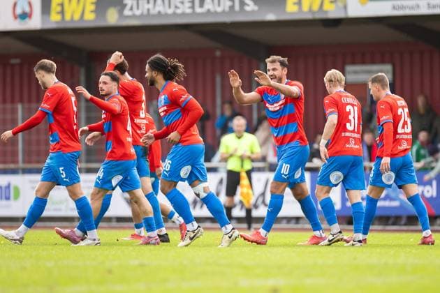Soccer I Men I Season 2025 2026 I Regionalliga Nord I 13 Matchday I SV Drochtersen Assel Hannover 96 II I 05 10 2025 Jannes Wulff 5, SV Drochtersen Assel , Robin Kölle 44, SV Drochtersen Assel , Tjorve Nils Mohr 3, SV Drochtersen Assel , Liam Giwah 26, SV Drochtersen Assel , Haris Hyseni 10, SV Drochtersen Assel , Matti Cebulla 31, SV Drochtersen Assel , Dennis Rosin 25, SV Drochtersen Assel Drochtersen Kehdinger Stadion Niedersachsen Germany Copyright: xLobeca JörgxStruwex