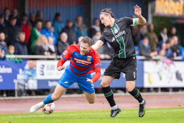 Soccer I Men I Season 2025 2026 I Regionalliga Nord I 13 Matchday I SV Drochtersen Assel Hannover 96 II I 05 10 2025 Jannes Wulff 5, SV Drochtersen Assel , Tim Wahlbrecht 33, Hannover 96 II Drochtersen Kehdinger Stadion Niedersachsen Germany Copyright: xLobeca JörgxStruwex