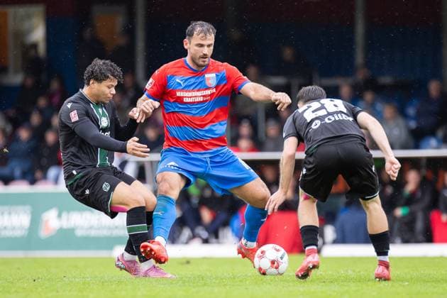 Soccer I Men I Season 2025 2026 I Regionalliga Nord I 13 Matchday I SV Drochtersen Assel Hannover 96 II I 05 10 2025 Montell Ndikom 23, Hannover 96 II , Haris Hyseni 10, SV Drochtersen Assel , Mark Gevorgyan 28, Hannover 96 II Drochtersen Kehdinger Stadion Niedersachsen Germany Copyright: xLobeca JörgxStruwex