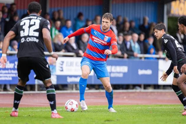 Soccer I Men I Season 2025 2026 I Regionalliga Nord I 13 Matchday I SV Drochtersen Assel Hannover 96 II I 05 10 2025 Brooklyn Kevin Ezeh 32, Hannover 96 II , Ville Matti Steinmann 6, SV Drochtersen Assel , Mark Gevorgyan 28, Hannover 96 II Drochtersen Kehdinger Stadion Niedersachsen Germany Copyright: xLobeca JörgxStruwex