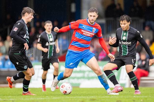 Soccer I Men I Season 2025 2026 I Regionalliga Nord I 13 Matchday I SV Drochtersen Assel Hannover 96 II I 05 10 2025 Tim Antonius Laurent van den Heuvel 24, Hannover 96 II , Jannes Wulff 5, SV Drochtersen Assel , Montell Ndikom 23, Hannover 96 II Drochtersen Kehdinger Stadion Niedersachsen Germany Copyright: xLobeca JörgxStruwex