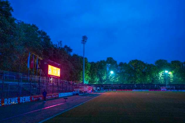 Floodlight failure at Franz Kremer Stadium 05 10 2025, 1 FC Köln Bayer Leverkusen, Football, Google Pixel Frauen Bundesliga, GER, Köln, Franz Kremer Stadion DFL regulations prohibit any use of photographs as image sequences and or quasi video Copyright: HMBxMedia xMarcoxBader