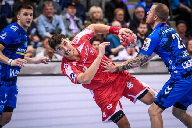 Nikolaj Enderleit MT Melsungen, 04 asserts himself against Patrick Zieker TVB Stuttgart, 25 , left still, blurred Nico Schoettle TVB Stuttgart, 08 GER, TVB 1898 Stuttgart MT Melsungen, DAIKIN HBL, Handball, Bundesliga, Matchday 7, Season 2025 2026, 05 10 2025 GER, TVB 1898 Stuttgart Frisch Auf Goeppingen, DAIKIN HBL, Handball, Bundesliga, Matchday 7, Season 2025 2026, 05 10 2025 Stuttgart Copyright: xSandyxDinkelackerx EP_SDR
