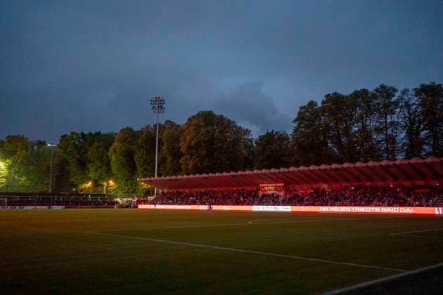 Floodlight failure at Franz Kremer Stadium 05 10 2025, 1 FC Köln Bayer Leverkusen, Football, Google Pixel Frauen Bundesliga, GER, Köln, Franz Kremer Stadion DFL regulations prohibit any use of photographs as image sequences and or quasi video Copyright: HMBxMedia xMarcoxBader