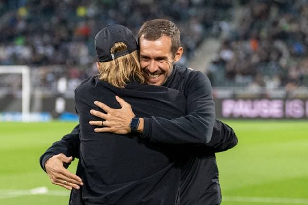 05 10 2025, Soccer 1 Bundesliga, Season 2025 2026, 06 Matchday, Borussia Moenchengladbach SC Freiburg at Borussia Park in Moenchengladbach Warm welcome between Eugen Polanski Borussia Moenchengladbach, Coach and Julian Schuster SC Freiburg, Coach Important note In accordance with the regulations of the DFL German Football League and the DFB German Football Association, it is prohibited to use or have used photographs taken in the stadium or of the match in the form of sequential images or video-like photo series Foto Kirchner Media Thomas Haesler Copyright: xKirchner-Media ThomasxHaeslerx