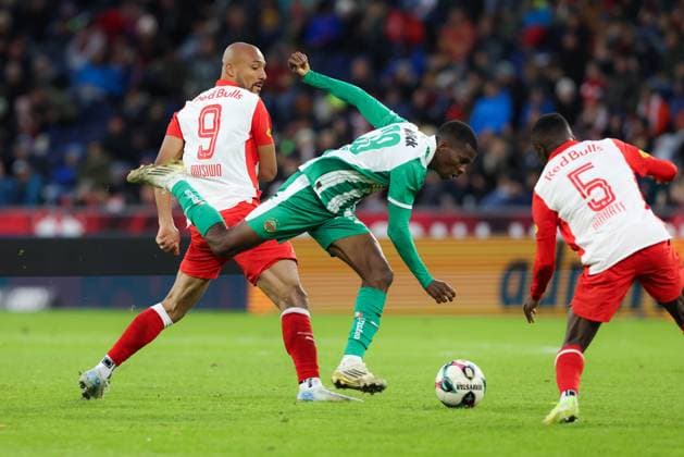 SOCCER - BL, RBS vs Rapid SALZBURG,AUSTRIA,05.OCT.25 - SOCCER - ADMIRAL Bundesliga, Red Bull Salzburg vs SK Rapid Wien. Image shows Karim Onisiwo (RBS) and Ange Ahoussou (Rapid).  GEPAxpictures xMathiasxMandl