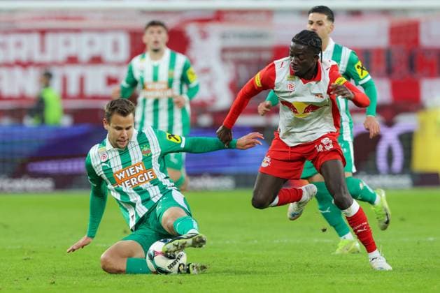 SOCCER - BL, RBS vs Rapid SALZBURG,AUSTRIA,05.OCT.25 - SOCCER - ADMIRAL Bundesliga, Red Bull Salzburg vs SK Rapid Wien. Image shows Matthias Seidl (Rapid) and Moussa Yeo (RBS).  GEPAxpictures xMathiasxMandl