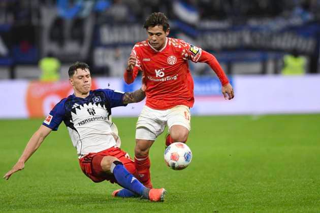 GER 1 FBL,, Hamburger SV vs 1 FSV Mainz 05 05 10 2025, Volksparkstadion, Hamburg, GER 1 FBL, Hamburger SV vs 1 FSV Mainz 05 in the picture Nicolai Remberg Hamburg 21 tries to assert himself against Kaishu Sano Mainz 06 nordphotoxGmbH xWitke nph00002