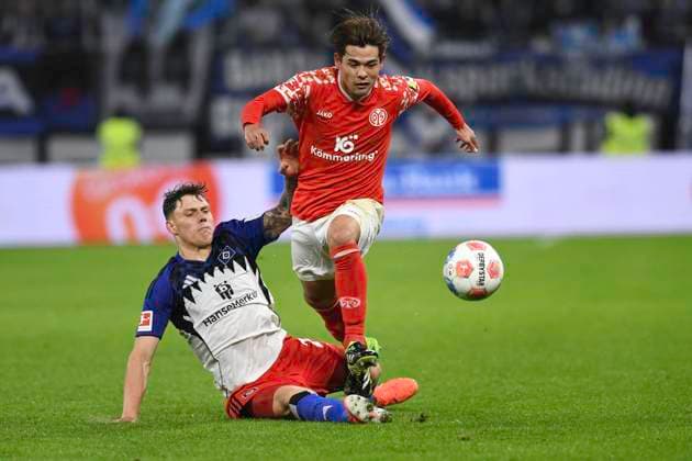 GER 1 FBL,, Hamburger SV vs 1 FSV Mainz 05 05 10 2025, Volksparkstadion, Hamburg, GER 1 FBL, Hamburger SV vs 1 FSV Mainz 05 in the picture Nicolai Remberg Hamburg 21 tries to assert himself against Kaishu Sano Mainz 06 nordphotoxGmbH xWitke nph00002