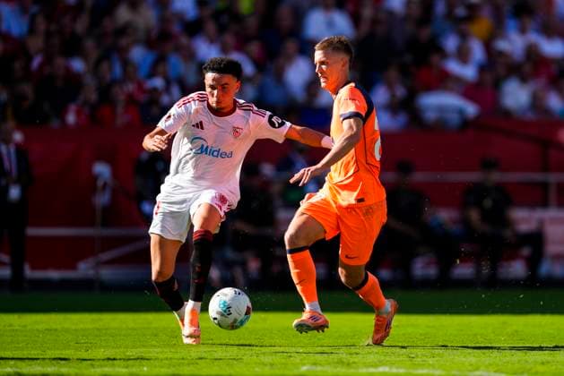October 5, 2025, Sevilla, Sevilla, SPAIN: Ruben Vargas of Sevilla FC and Dani Olmo of FC Barcelona, Barca in action during the Spanish league, LaLiga EA Sports, football match played between Sevilla FC and FC Barcelona at Ramon Sanchez-Pizjuan stadium on October 5, 2025, in Sevilla, Spain. Sevilla SPAIN - ZUMAa181 20251005_zaa_a181_115 Copyright: xJoaquinxCorcherox