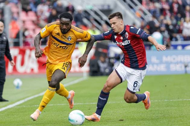 M Bala Nzola of Pisa SC under pressure from Nikola Moro of Bologna FC during the match of 6th day of the Serie A Championship between Bologna FC and Pisa SC at the Renato Dall Ara Stadium on 5 October 2025 in Bologna, Italy. during Bologna FC vs Pisa SC, Italian soccer Serie A match in Bologna, Italy, October 05 2025  Copyright: xEmanuelexPennacchio IPAxSportx xipa-agency.netx xx IPA_66187325 IPA_Agency_IPA66187325