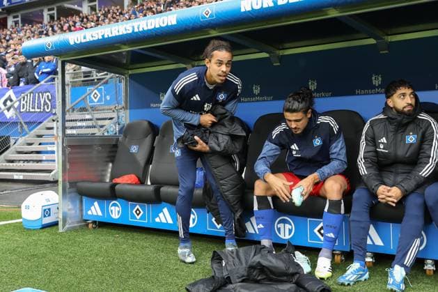 05 10 2025, xtgx, Soccer 1 Bundesliga, Hamburger SV 1 FSV Mainz 05 emspor, v l Yussuf Poulsen HSV, 15 Substitutes, Substitutes DFL DFB REGULATIONS PROHIBIT ANY USE OF PHOTOGRAPHS as IMAGE SEQUENCES and or QUASI VIDEO Hamburg
