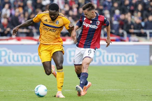 M Bala Nzola of Pisa SC under pressure from Nikola Moro of Bologna FC during the match of 6th day of the Serie A Championship between Bologna FC and Pisa SC at the Renato Dall Ara Stadium on 5 October 2025 in Bologna, Italy. during Bologna FC vs Pisa SC, Italian soccer Serie A match in Bologna, Italy, October 05 2025  Copyright: xEmanuelexPennacchio IPAxSportx xipa-agency.netx xx IPA_66187343 IPA_Agency_IPA66187343