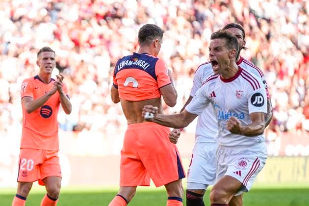 October 5, 2025, Sevilla, Sevilla, SPAIN: Robert Lewandowski of FC Barcelona, Barca laments during the Spanish league, LaLiga EA Sports, football match played between Sevilla FC and FC Barcelona at Ramon Sanchez-Pizjuan stadium on October 5, 2025, in Sevilla, Spain. Sevilla SPAIN - ZUMAa181 20251005_zaa_a181_132 Copyright: xJoaquinxCorcherox