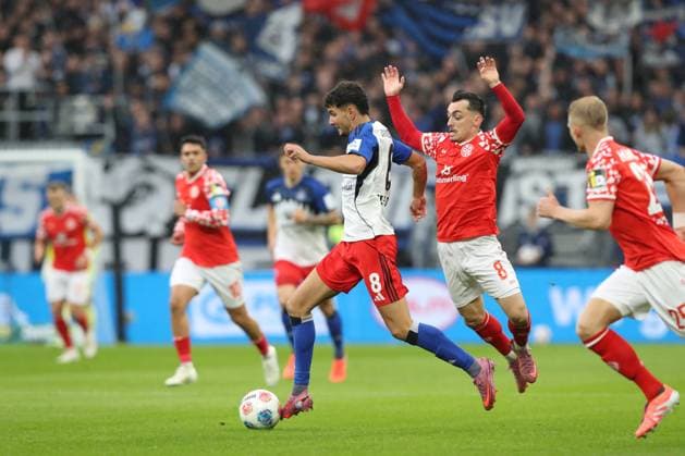 05 10 2025, xtgx, Fußball 1 Bundesliga, Hamburger SV 1 FSV Mainz 05 emspor, v l Daniel Elfadli HSV, 8 , Paul Nebel Mainz, 8 Zweikampf, Duell, Kampf, tackle DFL DFB REGULATIONS PROHIBIT ANY USE OF PHOTOGRAPHS as IMAGE SEQUENCES and or QUASI VIDEO Hamburg
