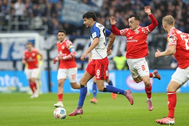 05 10 2025, xtgx, Fußball 1 Bundesliga, Hamburger SV 1 FSV Mainz 05 emspor, v l Daniel Elfadli HSV, 8 , Paul Nebel Mainz, 8 Zweikampf, Duell, Kampf, tackle DFL DFB REGULATIONS PROHIBIT ANY USE OF PHOTOGRAPHS as IMAGE SEQUENCES and or QUASI VIDEO Hamburg