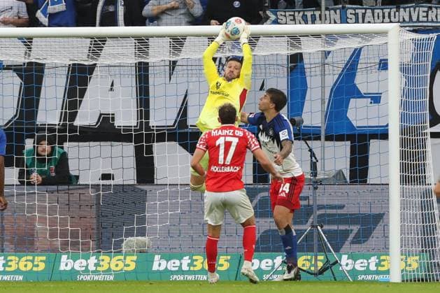 05 10 2025, xtgx, Soccer 1 Bundesliga, Hamburger SV 1 FSV Mainz 05 emspor, v l Daniel Heuer Fernandes HSV, 1 Parade, haelt den Ball, faengt den Ball, pariert DFL DFB REGULATIONS PROHIBIT ANY USE OF PHOTOGRAPHS as IMAGE SEQUENCES and or QUASI VIDEO Hamburg