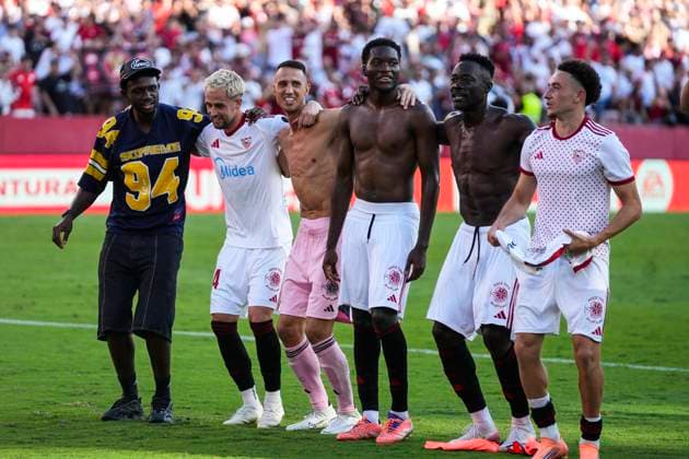 October 5, 2025, Sevilla, Sevilla, SPAIN: Players of Sevilla FC celebrate the victory during the Spanish league, LaLiga EA Sports, football match played between Sevilla FC and FC Barcelona, Barca at Ramon Sanchez-Pizjuan stadium on October 5, 2025, in Sevilla, Spain. Sevilla SPAIN - ZUMAa181 20251005_zaa_a181_139 Copyright: xJoaquinxCorcherox