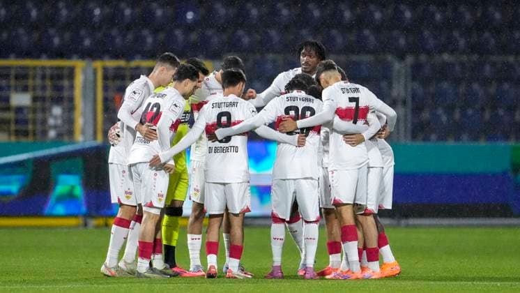Players from VfB Stuttgart II U21 , swear in with a team circle before kick-off, circle, team circle, concentration, camaraderie, speech, motivation, 05 10 2025, Sinsheim Germany , Football, 3 Liga, TSG 1899 Hoffenheim II VfB Stuttgart II, DFB DFL REGULATIONS PROHIBIT ANY USE OF PHOTOGRAPHS AS IMAGE SEQUENCES AND OR QUASI VIDEO xozx