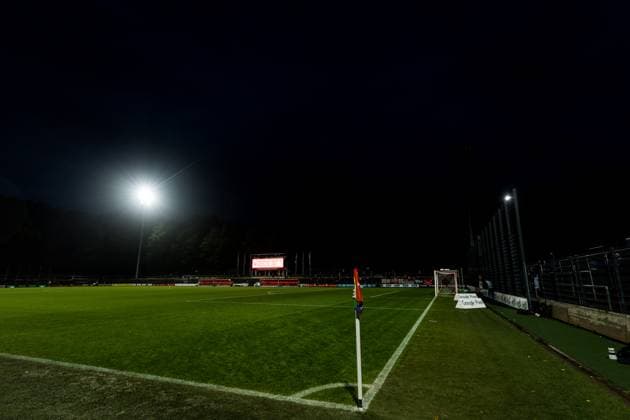 Google Pixel Frauen Bundesliga, 1 FC Köln Bayer 04 Leverkusen 05 10 2025 Failure of the floodlights Interruption of the match, left running, right remains dark Google Pixel Frauen Bundesliga, 1 FC Köln Bayer 04 Leverkusen Köln, Franz Kremer Stadion am 05 10 2025 DFB REGULATIONS PROHIBIT ANY USE OF PHOTOGRAPHS AS IMAGE SEQUENCES AND OR QUASI VIDEO Copyright: xBEAUTIFULxSPORTS Wunderlx