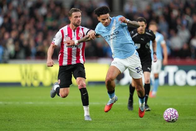 Premier League Brentford v Manchester City Nico O Reilly of Manchester City and Jordan Henderson of Brentford during the Premier League match Brentford vs Manchester City at The Gtech Community Stadium, London, United Kingdom, 5th October 2025 (Photo by Harvey Murphy News Images) Copyright: xHarveyxMurphy NewsxImagesx